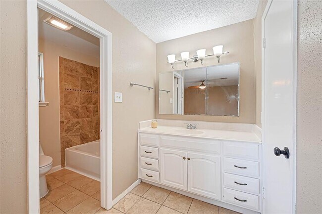 Building Photo - 21631 Park Villa Dr