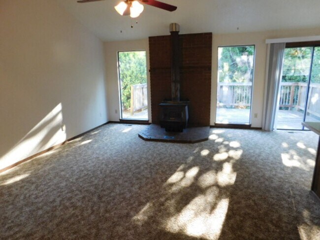 Building Photo - 3Bd/1.5Ba Single Story House - For Viewing!