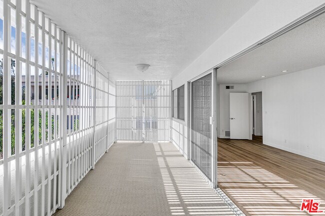 Building Photo - 825 S Gretna Green Way