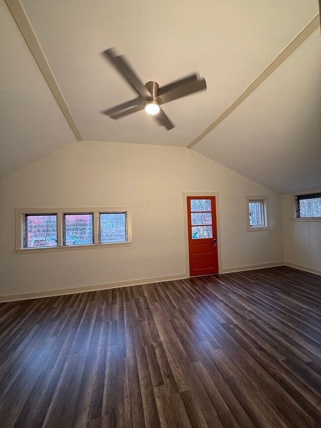 Building Photo - One Bedroom House W/2 Car detached Garage- located in Upper Bucks County