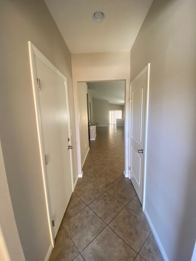 Building Photo - Spacious 4-Bed, 3-Bath Home in Southwest L...