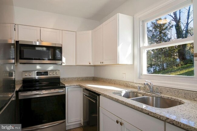 Building Photo - 1647 Hylton Ave