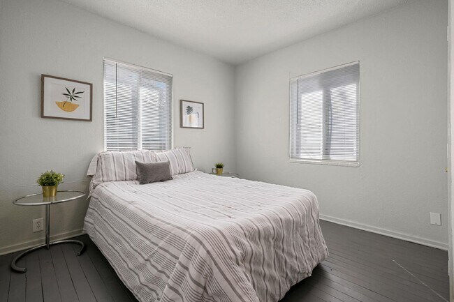 Building Photo - 4 bed 1 bath Home Available Now in Westwood!