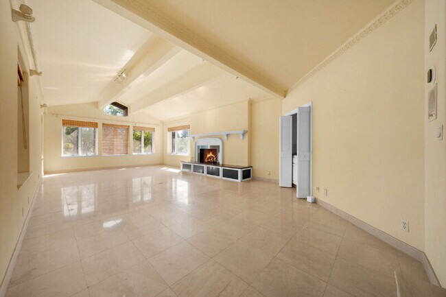 Building Photo - 18714 Bernardo Trails Dr