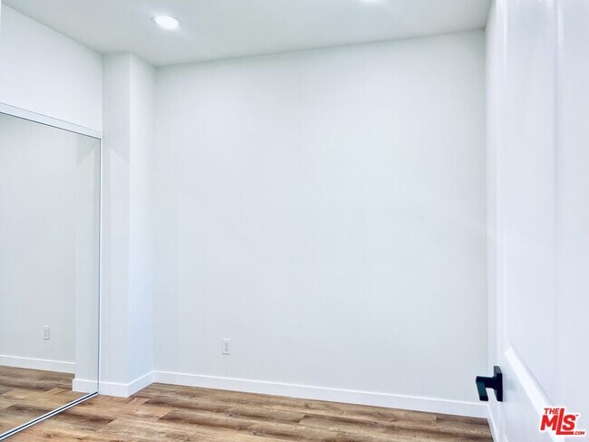Building Photo - 938 W Glenoaks Blvd