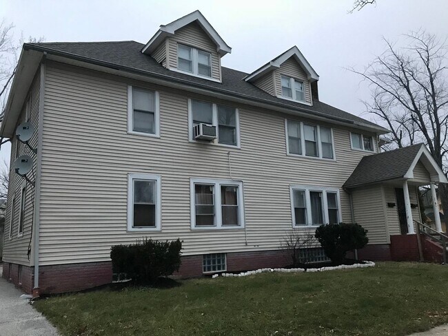 Building Photo - Spacious 3-Bedroom, 2-Bath First Floor  Ap...