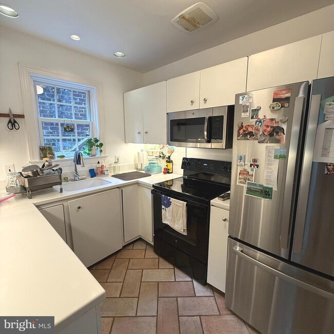 Building Photo - 3121 Quebec Pl NW