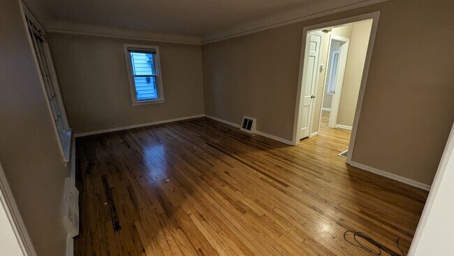 Building Photo - 3 Bedroom 1.5 Bathroom