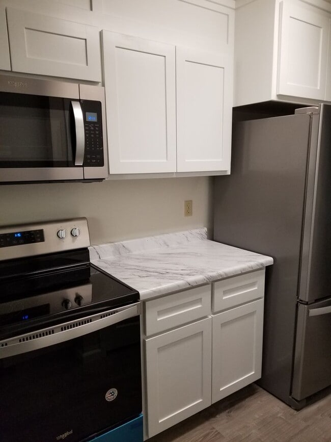 Building Photo - Centrally Located Condo in Nice Complex