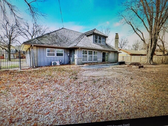 Building Photo - 3 Bed  2 1/2 Bath