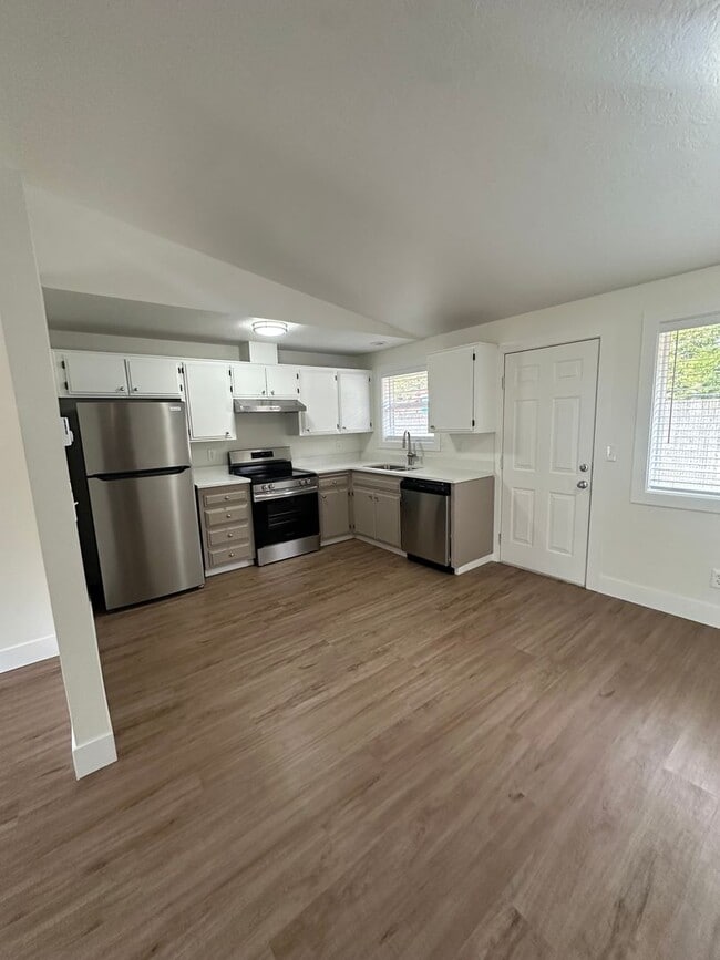 Building Photo - REDUCED RENT! Move in TODAY