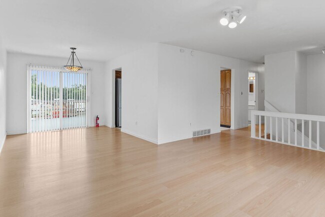 Building Photo - 5 Bedroom home with finished basement