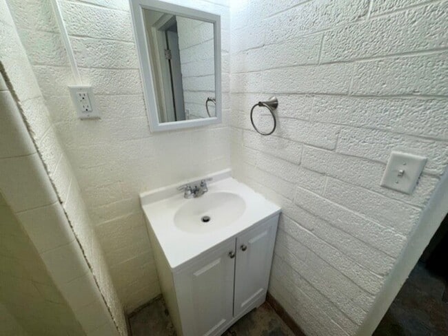 Building Photo - 1643 S State St