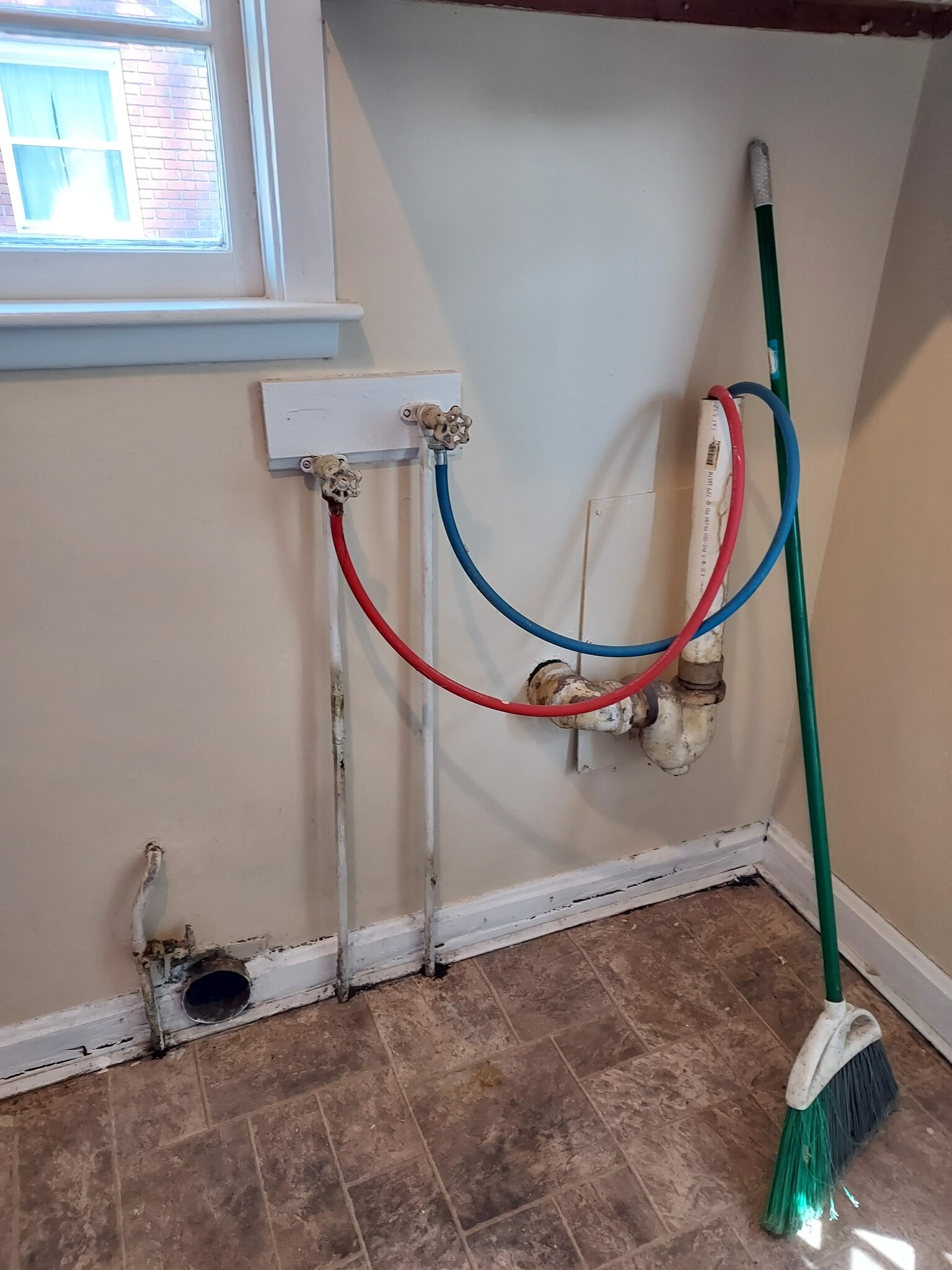 W/D hook ups - 6105 Oakdale Ln