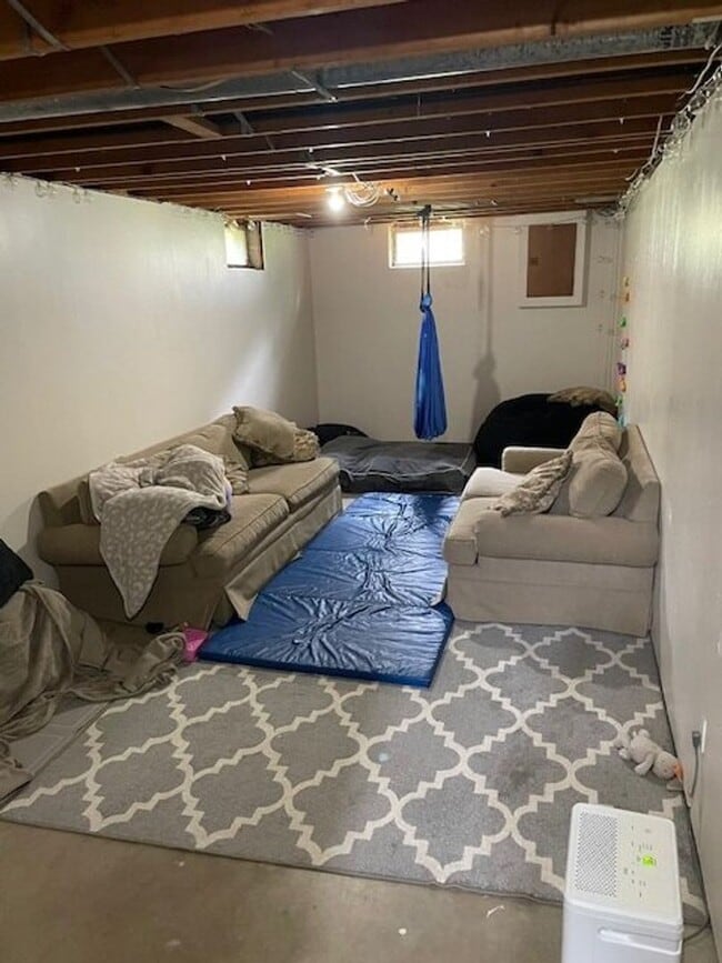 Building Photo - 3 BR, 1 bath, fenced in back yard