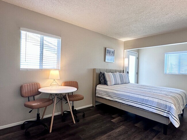 Building Photo - Private Room for Rent