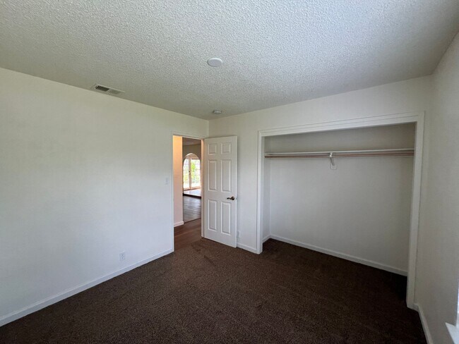 Building Photo - Updated 3 bedroom single story in Manteca!