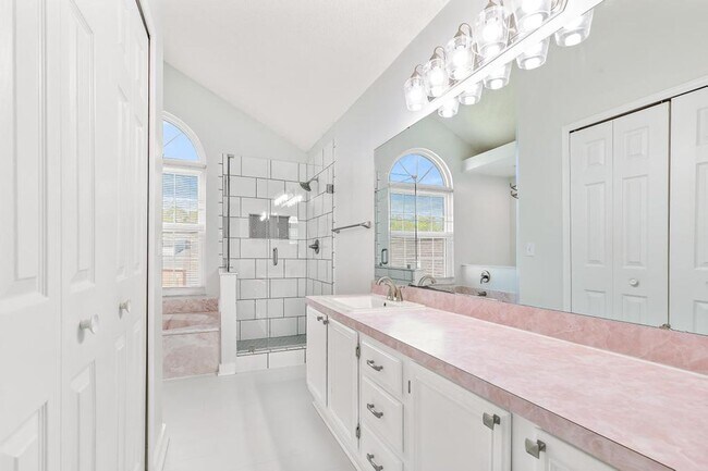 Building Photo - Charming Waterfront Home in Southside