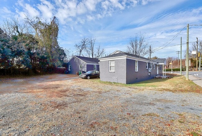 Building Photo - Beautifully Updated Duplex Near NoDa!!