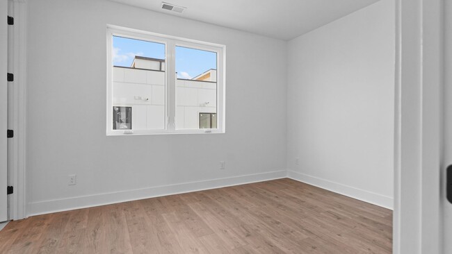 Building Photo - 910 Youngs Ln