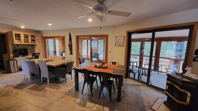 Building Photo - 140 Paquette Cir