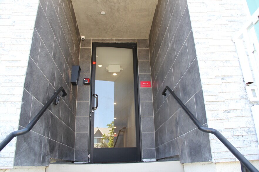 Building Photo - 14550 Burbank Blvd