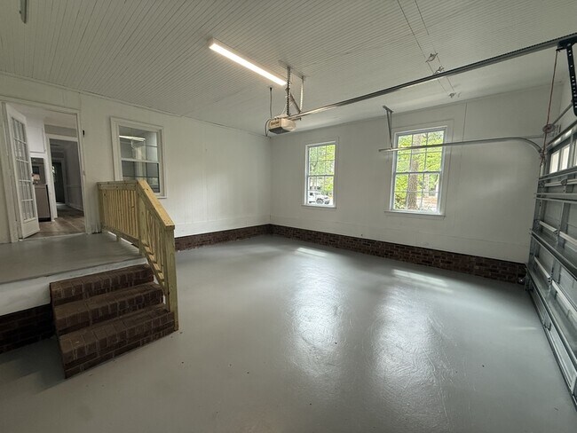 Building Photo - 117 Greenwood Dr