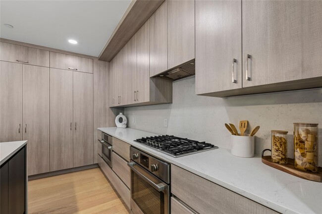 Building Photo - 33 Calvert St