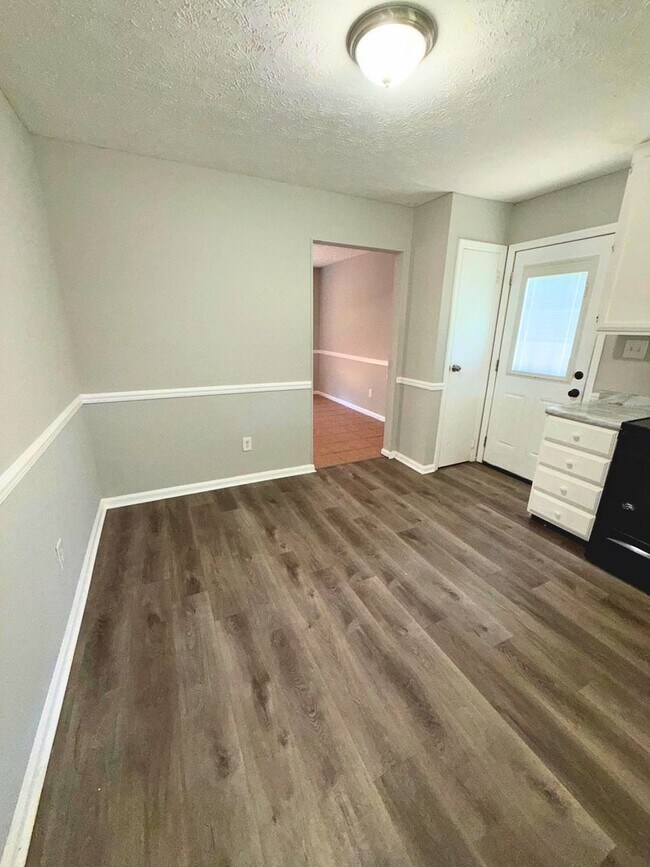 Building Photo - AVAILABLE NOW!!!