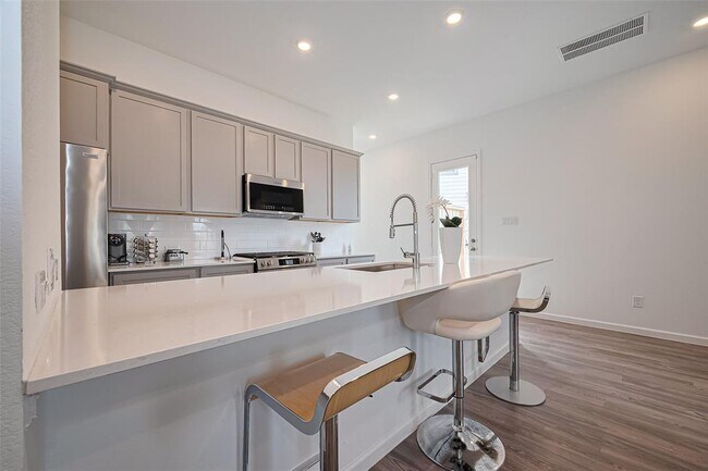 Building Photo - 5435 Holly Hvn Ct