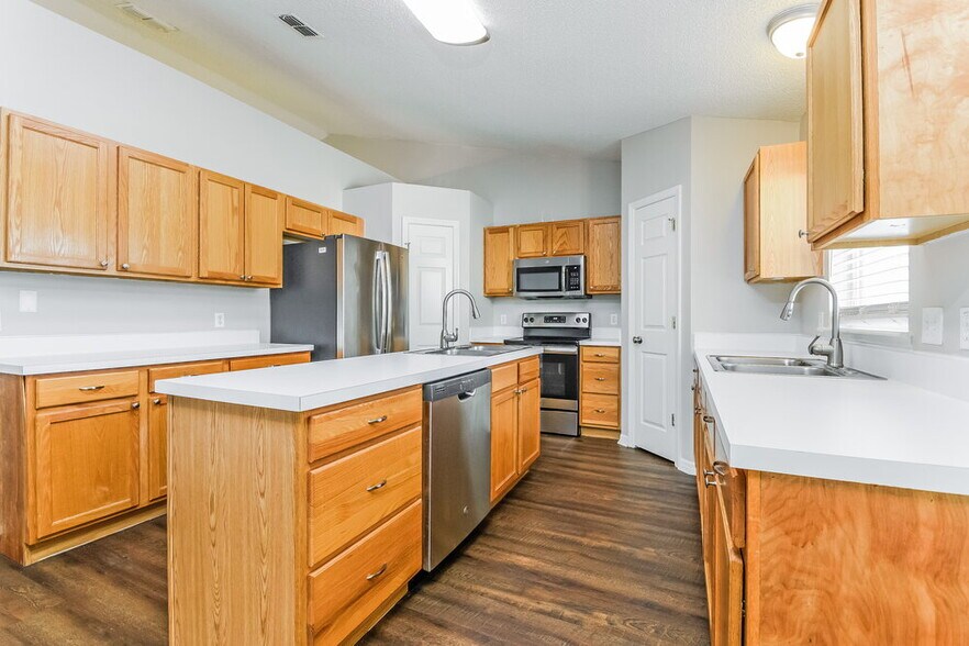 Building Photo - 813 Albi Ct