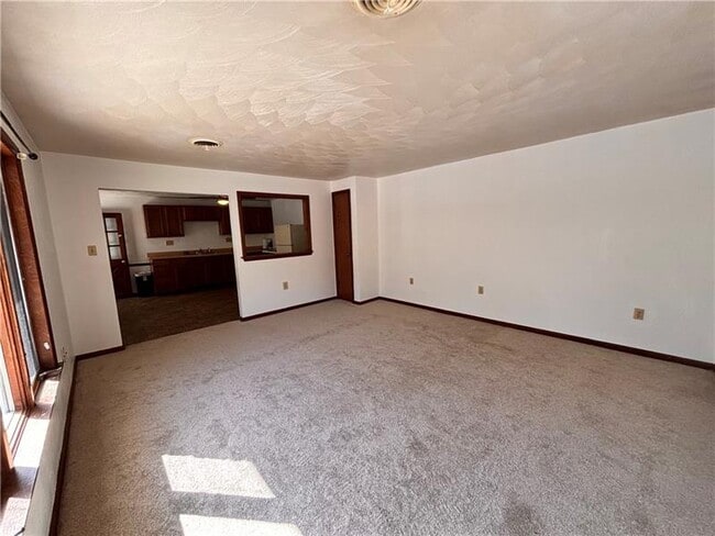 Building Photo - 2695 W Chestnut St