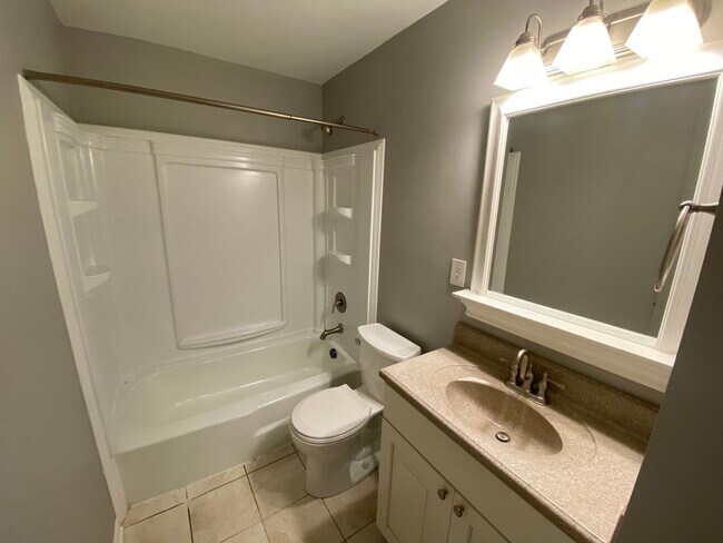 Building Photo - River-front condo, UA schools, 2 BR/1.5 BA