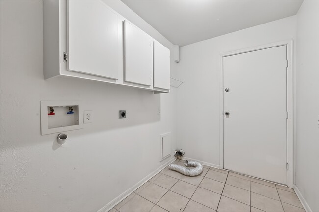 Building Photo - 2709 Lee Cir