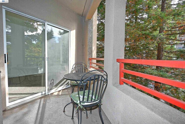 Building Photo - 280 Caldecott Ln