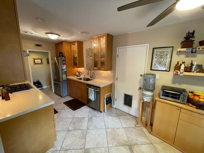 Building Photo - WELL MAINTAINED SINGLE STORY HOME WITH SOL...