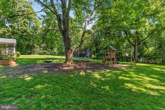 Building Photo - 723 Forest Ridge Dr