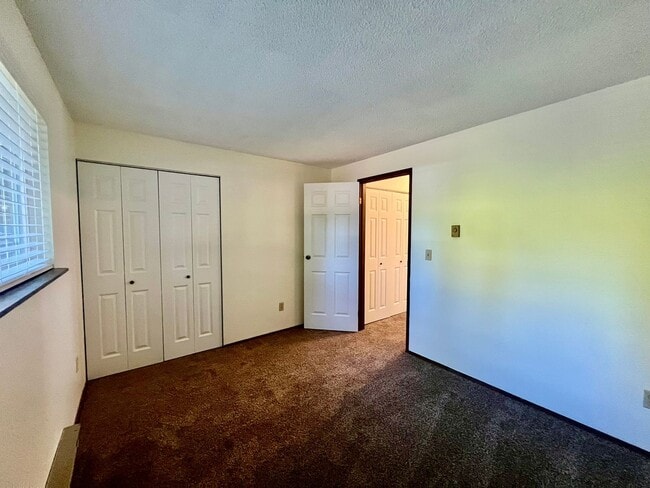 Building Photo - Newly Updated Duplex (Unit A) - Water incl...