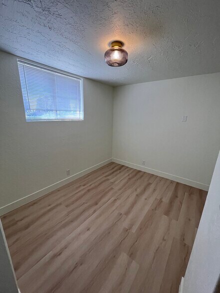 Building Photo - 727 E 600 S