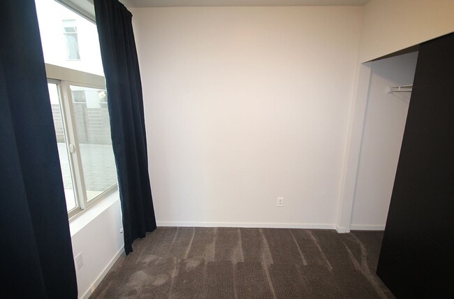 Building Photo - LUXURY BALLARD TOWNHOME W HIGH END FINISHE...