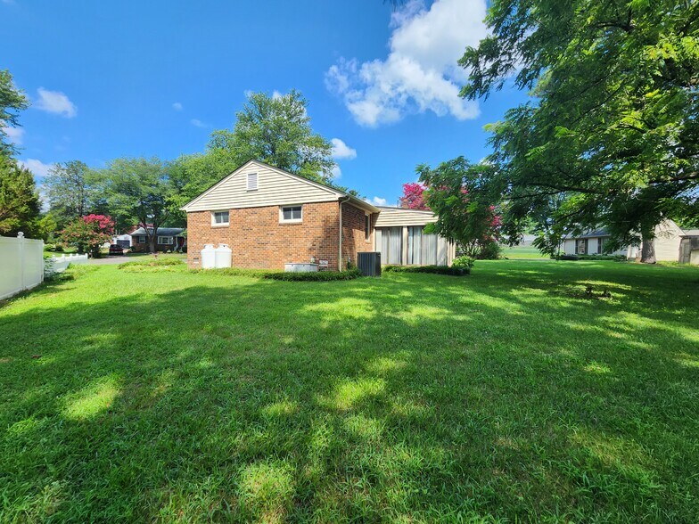 Building Photo - 8176 Surrey Ct