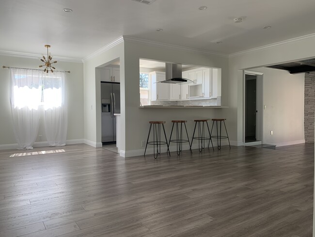 Breakfast nook / dining area - 7811 Paso Robles Ave