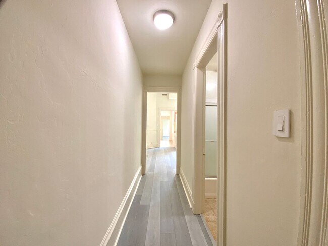 Building Photo - SPACIOUS Unit w/ Bonus Room/Office, Hardwo...