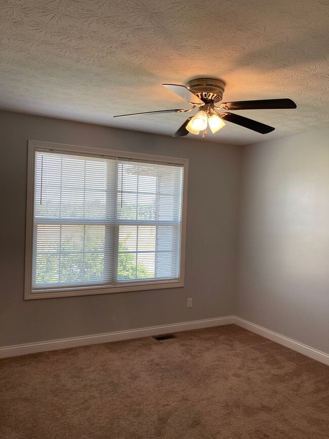 Building Photo - 141 Twin Lakes Dr