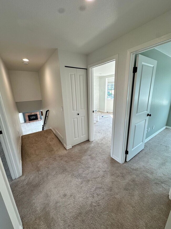 Building Photo - Stunning large 3 bedroom home in West Aubu...
