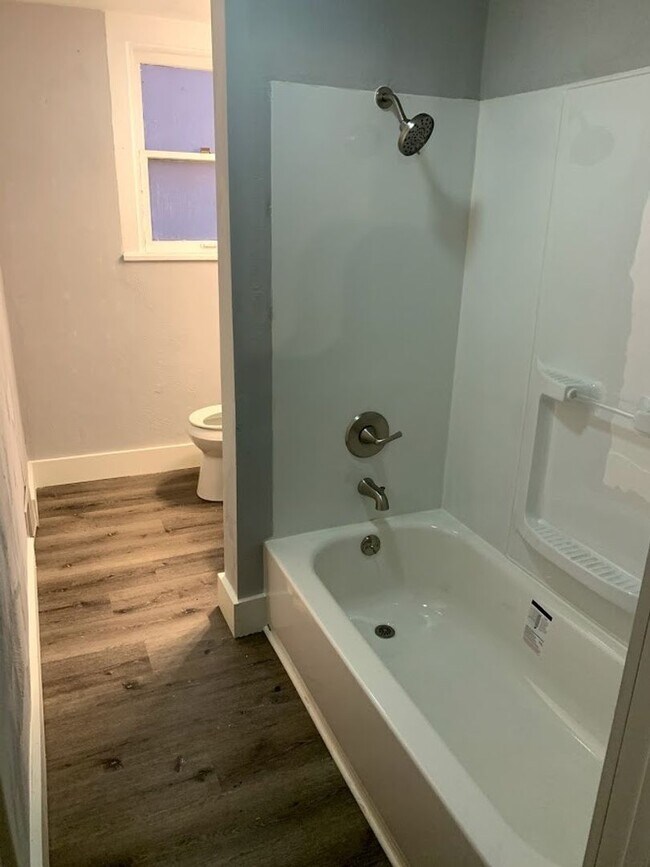 Building Photo - Completely Updated 3 Bed, 1 Bath Home in H...