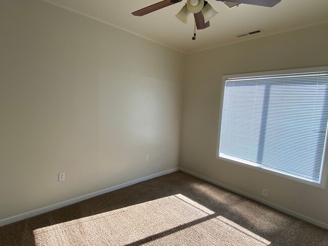Building Photo - Large 3bd 2 ba home with a great country feel.