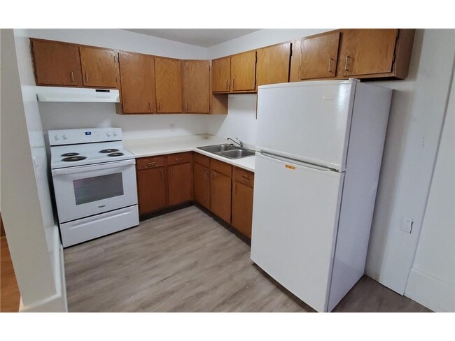 Building Photo - 215 Linden Ave W