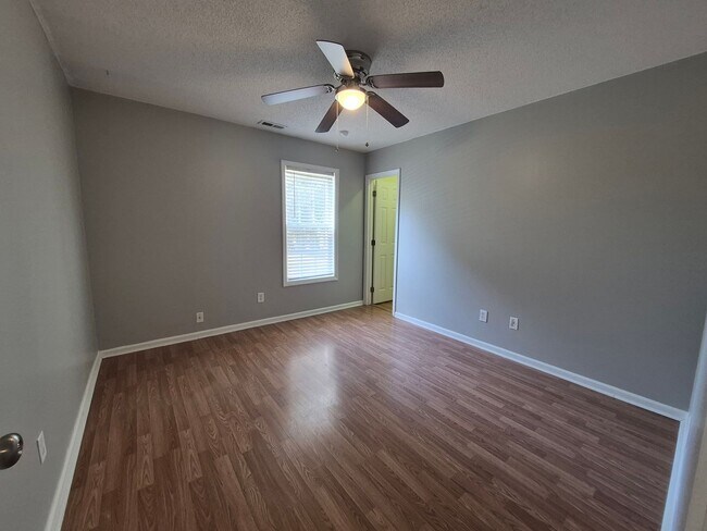 Building Photo - NEW LISTING!!!!!