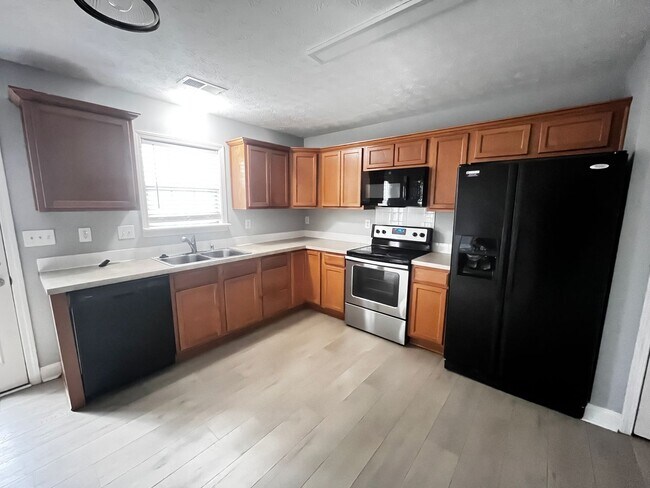 Building Photo - Beautiful 4 Bedroom and 2.5 Bath Home